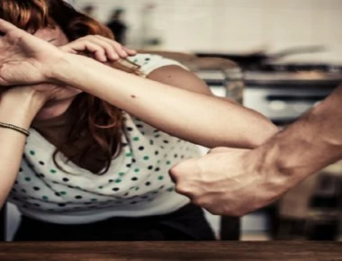 Πασίγνωστη Ελληνίδα παρουσιάστρια θύμα κακοποίησης από τον σύντροφό της! (βίντεο)